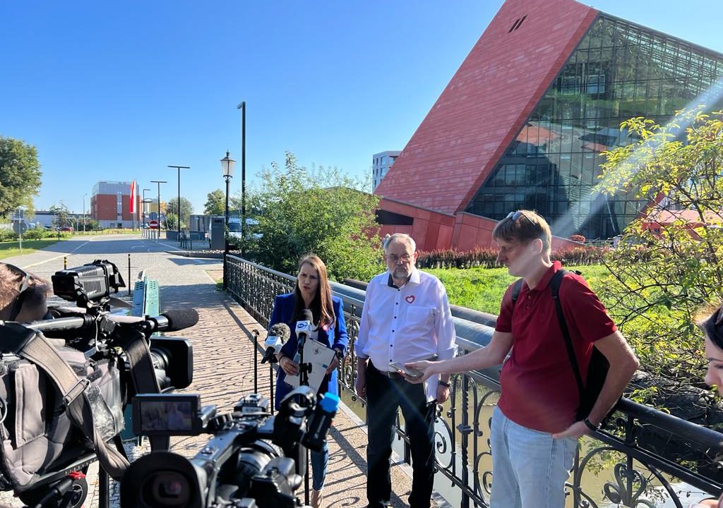 „Kolejne środki idą dla swoich, a nie ma ich tam, gdzie są naprawdę potrzebne”. Konferencja prasowa w sprawie raportu NIK nt. nierzetelnej gospodarki finansowej Muzeum II Wojny Światowej w Gdańsku