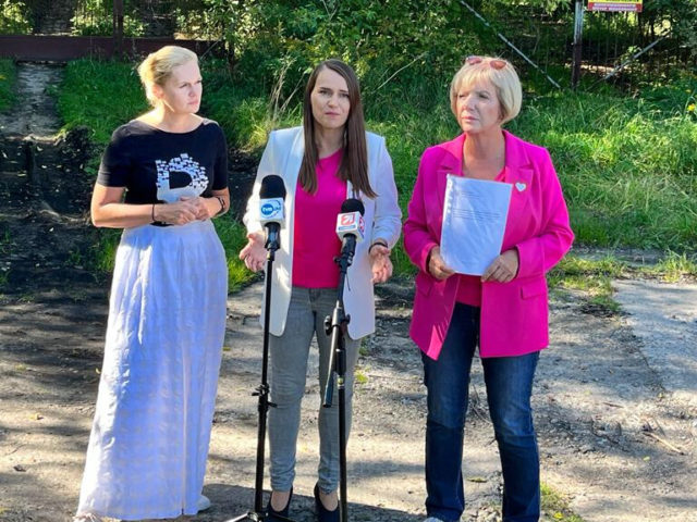 „Siedzimy na bombie ekologicznej, która za chwilę może odpalić!” Konferencja prasowa posłanek KO w Zgierzu.