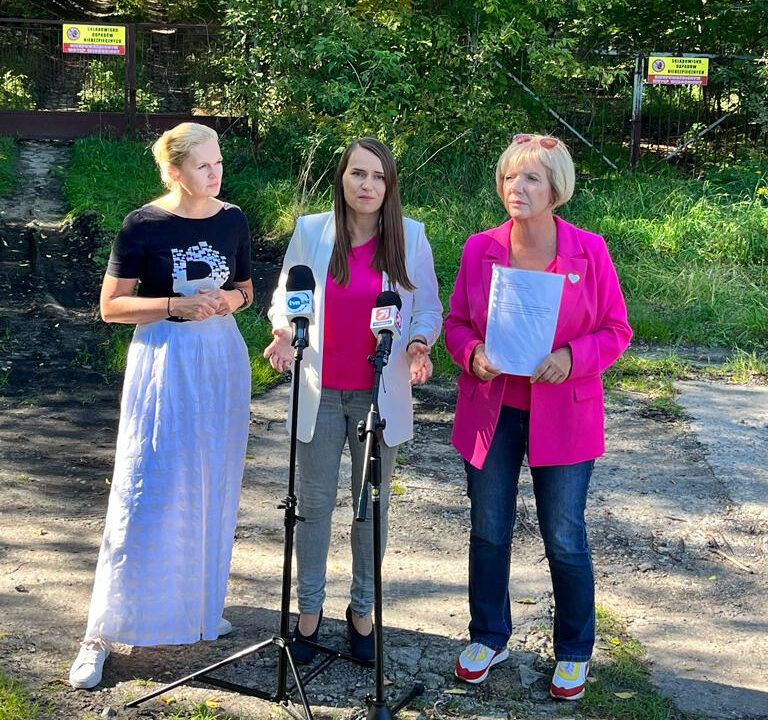 „Siedzimy na bombie ekologicznej, która za chwilę może odpalić!” Konferencja prasowa posłanek KO w Zgierzu.