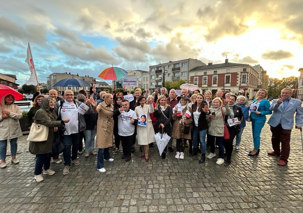„Panie Kaczyński, zbliża się czas rozliczenia!” Wiec wyborczy kandydatów KO do Parlamentu w Kartuzach.