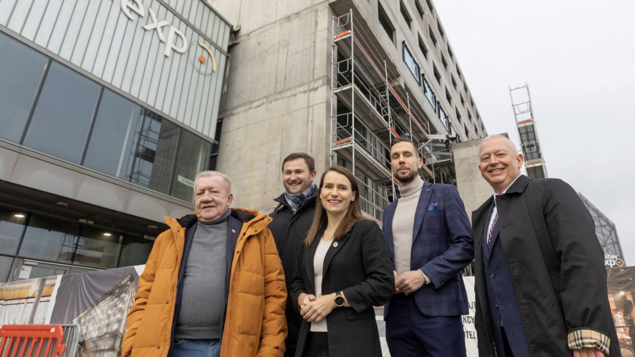 Letnica rośnie w górę — wiecha na nowym ibis Styles