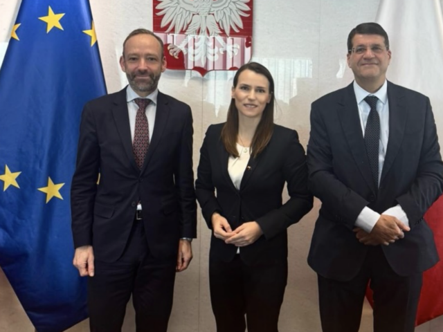 W ubiegłym tygodniu Agnieszka Pomaska uczestniczyła we wspólnym posiedzeniu Komisji do Spraw Unii Europejskiej oraz Komisji Spraw Zagranicznych, podczas którego podsumowano okres prezydencji duńskiej w Radzie UE oraz omówiono priorytety nadchodzącej prezydencji cypryjskiej. Podkreślono, że zarówno Dania, jak i Cypr konsekwentnie kontynuują kierunek działań wyznaczony wcześniej przez Polskę, uznając bezpieczeństwo Europy za jeden z kluczowych priorytetów Unii Europejskiej. Minione sześć miesięcy duńskiej prezydencji było okresem intensywnej pracy na rzecz wzmacniania europejskiej odporności, konkurencyjności oraz współpracy w obliczu wyzwań geopolitycznych, zagrożeń hybrydowych i presji gospodarczej. Agnieszka Pomaska podziękowała ambasadorowi Danii Jakobowi Henningsenowi za obecność oraz merytoryczny wkład w dyskusję. Wyraziła również życzenia powodzenia dla Cypru oraz ambasadora Nicosa Nicolaou w realizacji priorytetów nadchodzącej prezydencji, podkreślając oczekiwanie na silne przywództwo Cypru i konsekwentną realizację wspólnych celów.